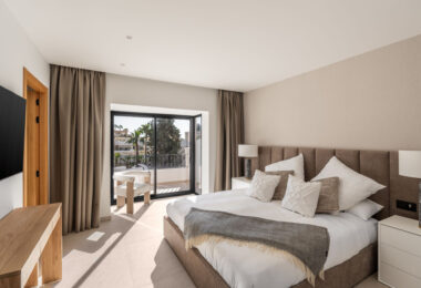 Casa Stuart is a refined duplex penthouse set within the gated community of Aloha Gardens in Nueva Andalucía.
