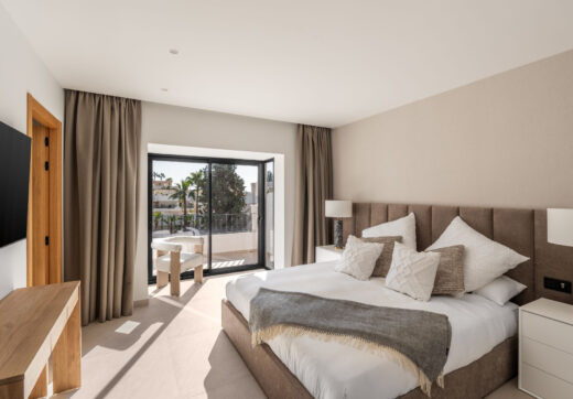 Casa Stuart is a refined duplex penthouse set within the gated community of Aloha Gardens in Nueva Andalucía.