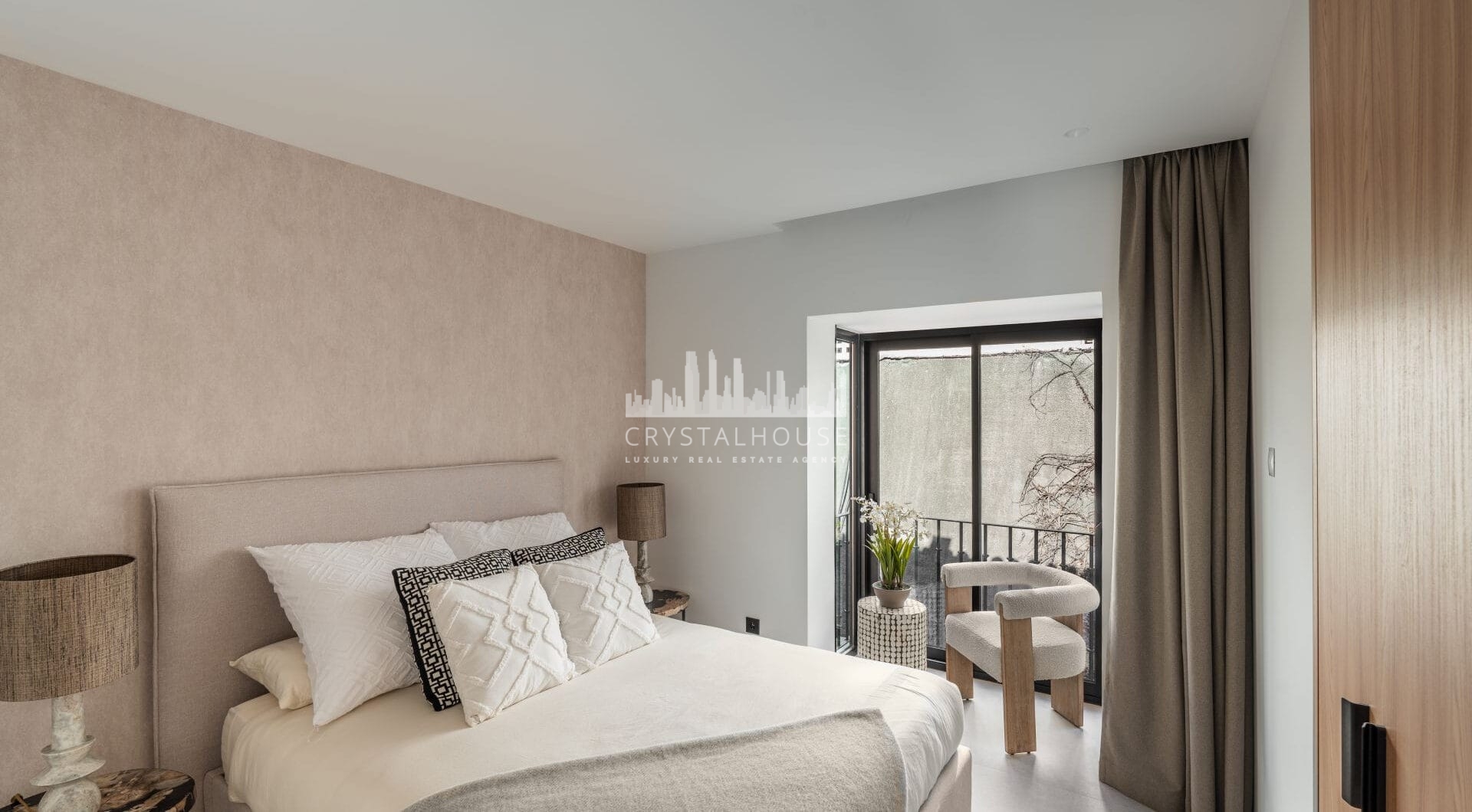 Casa Stuart is a refined duplex penthouse set within the gated community of Aloha Gardens in Nueva Andalucía.