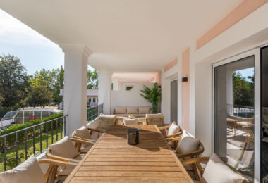 Casa Stuart is a refined duplex penthouse set within the gated community of Aloha Gardens in Nueva Andalucía.