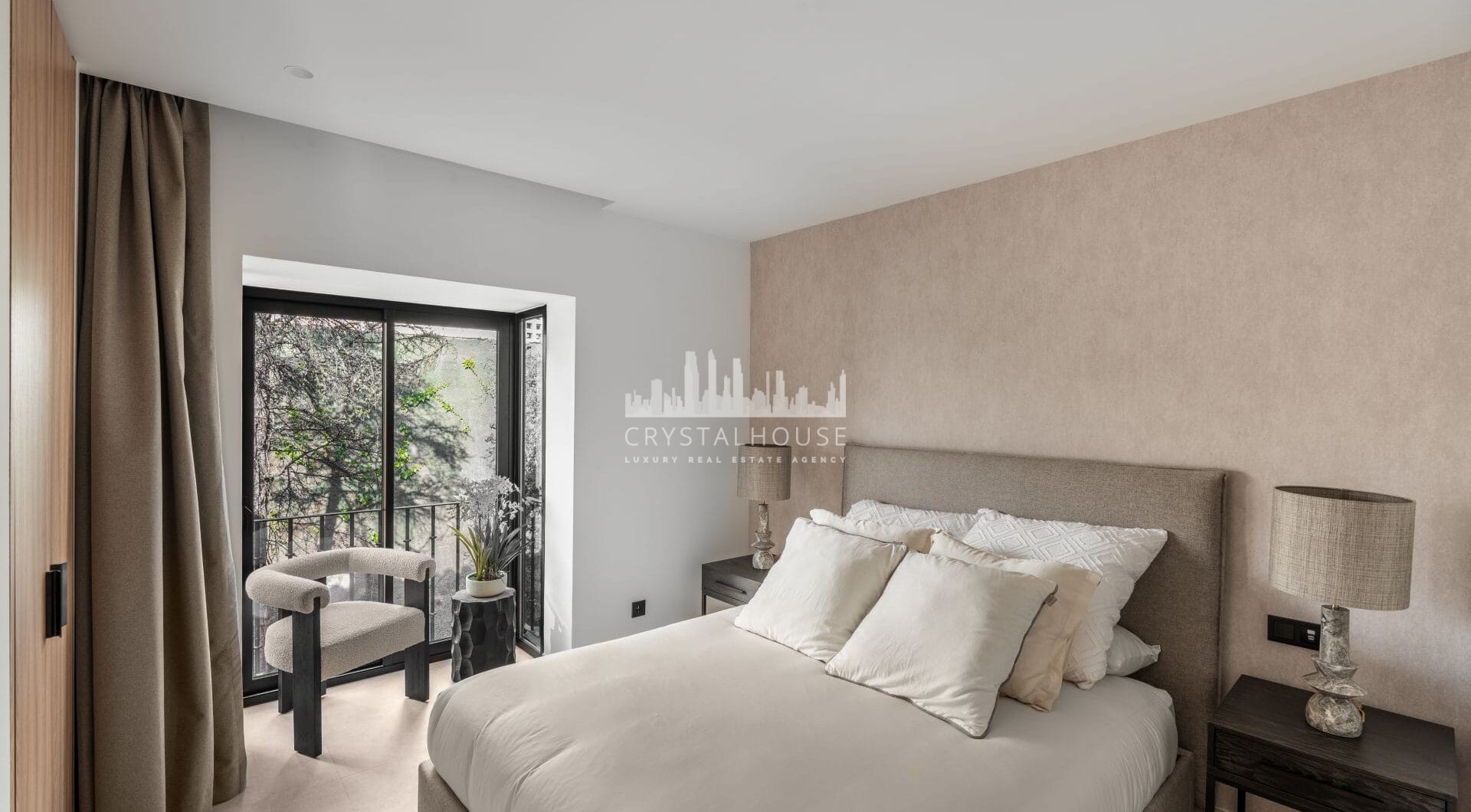 Casa Stuart is a refined duplex penthouse set within the gated community of Aloha Gardens in Nueva Andalucía.