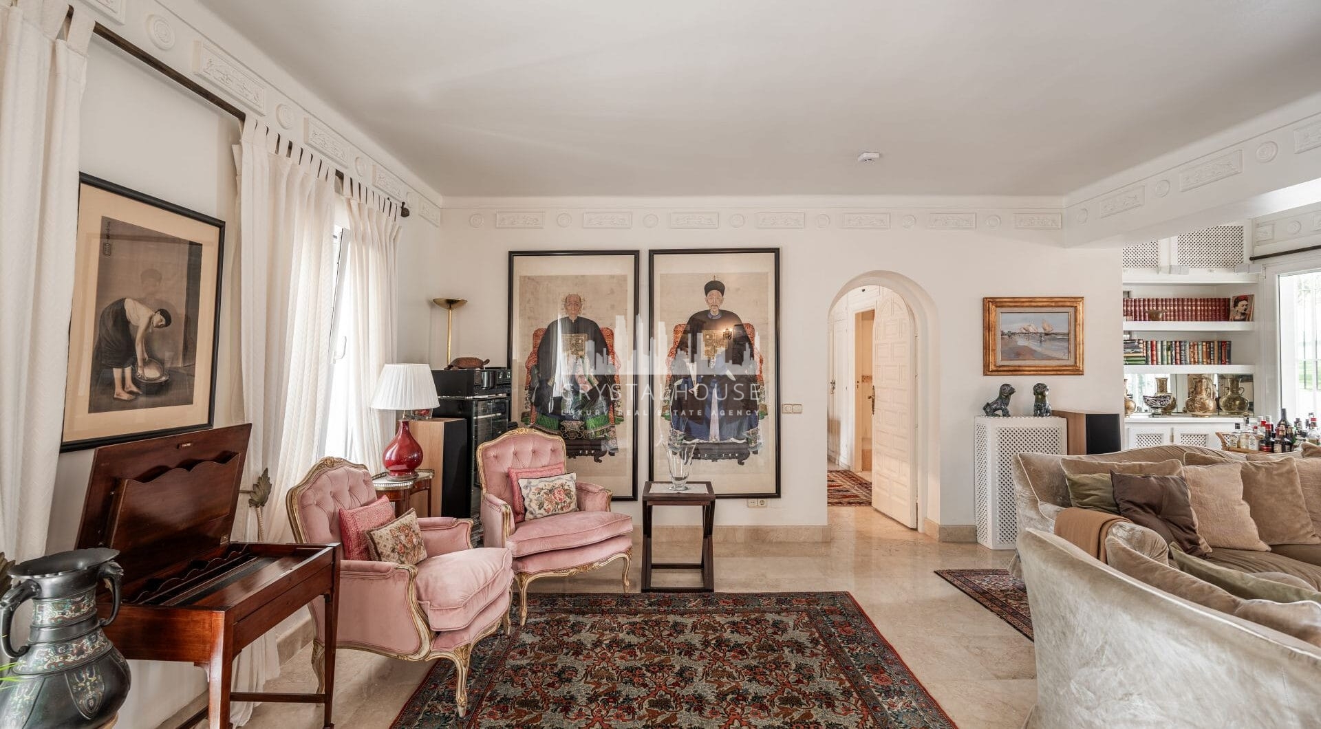 Situated directly on the 18th hole of Guadalmina Sur Golf Course, this frontline villa offers a unique setting with open views over the fairways and a high level of privacy.