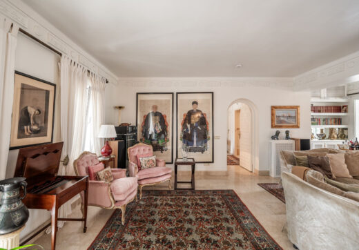 Situated directly on the 18th hole of Guadalmina Sur Golf Course, this frontline villa offers a unique setting with open views over the fairways and a high level of privacy.