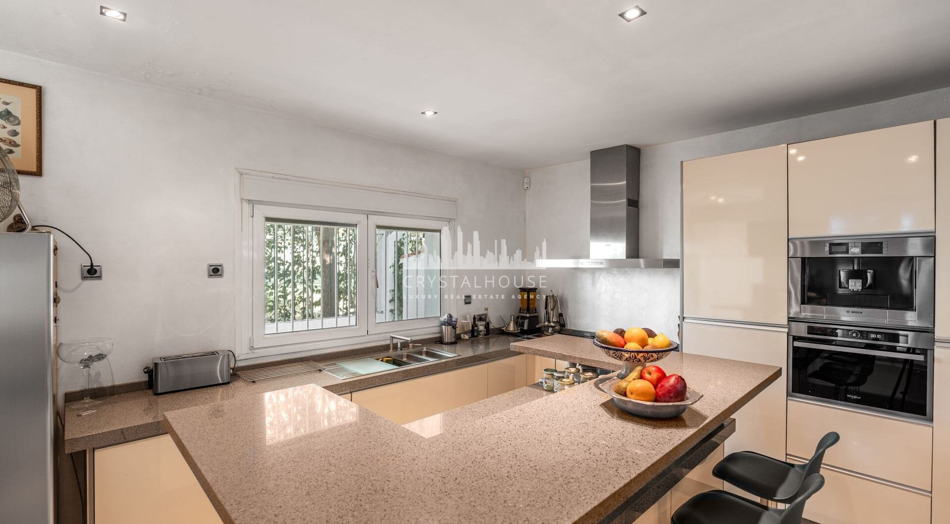 Situated directly on the 18th hole of Guadalmina Sur Golf Course, this frontline villa offers a unique setting with open views over the fairways and a high level of privacy.