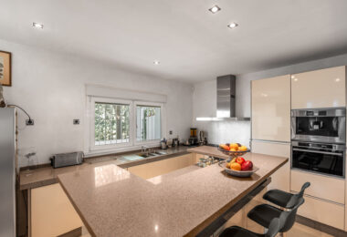 Situated directly on the 18th hole of Guadalmina Sur Golf Course, this frontline villa offers a unique setting with open views over the fairways and a high level of privacy.