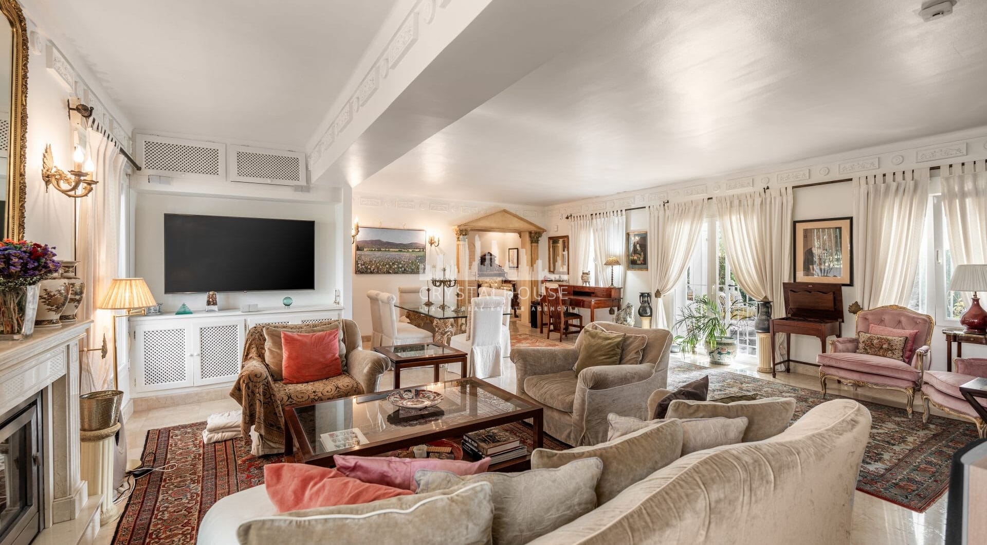 Situated directly on the 18th hole of Guadalmina Sur Golf Course, this frontline villa offers a unique setting with open views over the fairways and a high level of privacy.