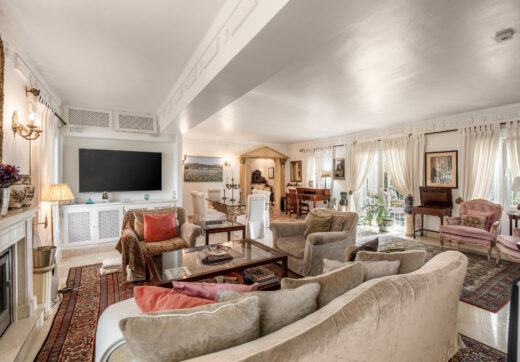 Situated directly on the 18th hole of Guadalmina Sur Golf Course, this frontline villa offers a unique setting with open views over the fairways and a high level of privacy.