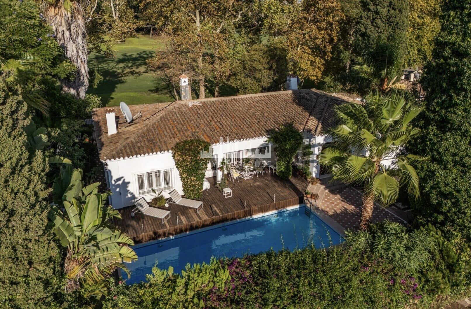 Situated directly on the 18th hole of Guadalmina Sur Golf Course, this frontline villa offers a unique setting with open views over the fairways and a high level of privacy.