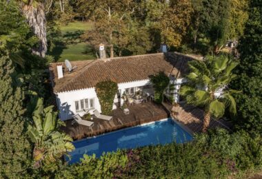 Situated directly on the 18th hole of Guadalmina Sur Golf Course, this frontline villa offers a unique setting with open views over the fairways and a high level of privacy.