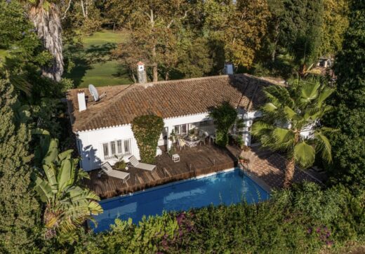 Situated directly on the 18th hole of Guadalmina Sur Golf Course, this frontline villa offers a unique setting with open views over the fairways and a high level of privacy.