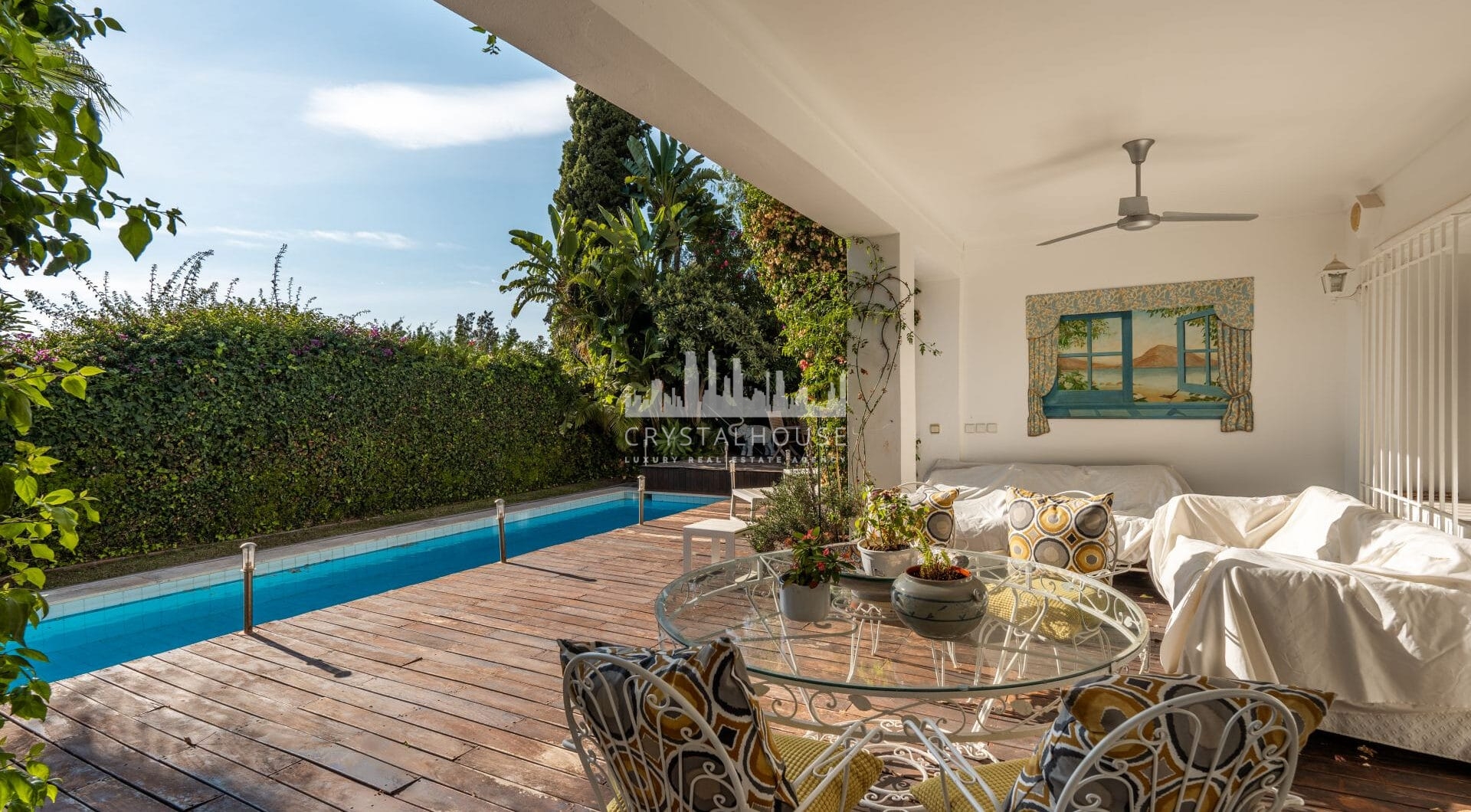 Situated directly on the 18th hole of Guadalmina Sur Golf Course, this frontline villa offers a unique setting with open views over the fairways and a high level of privacy.