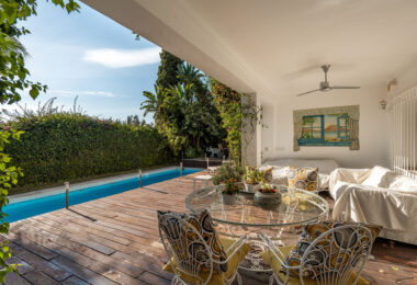 Situated directly on the 18th hole of Guadalmina Sur Golf Course, this frontline villa offers a unique setting with open views over the fairways and a high level of privacy.