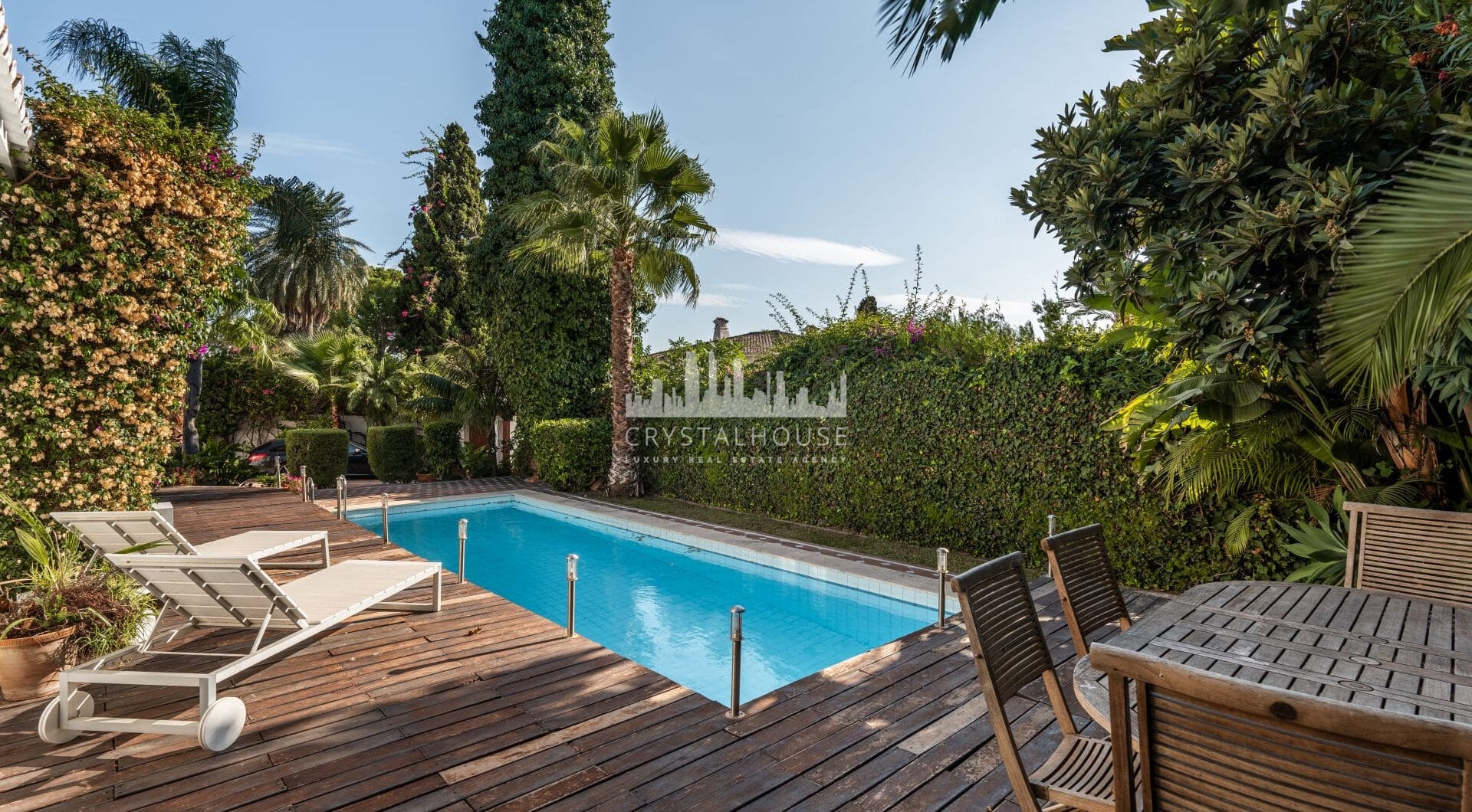 Situated directly on the 18th hole of Guadalmina Sur Golf Course, this frontline villa offers a unique setting with open views over the fairways and a high level of privacy.