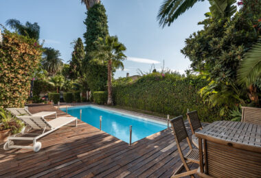 Situated directly on the 18th hole of Guadalmina Sur Golf Course, this frontline villa offers a unique setting with open views over the fairways and a high level of privacy.