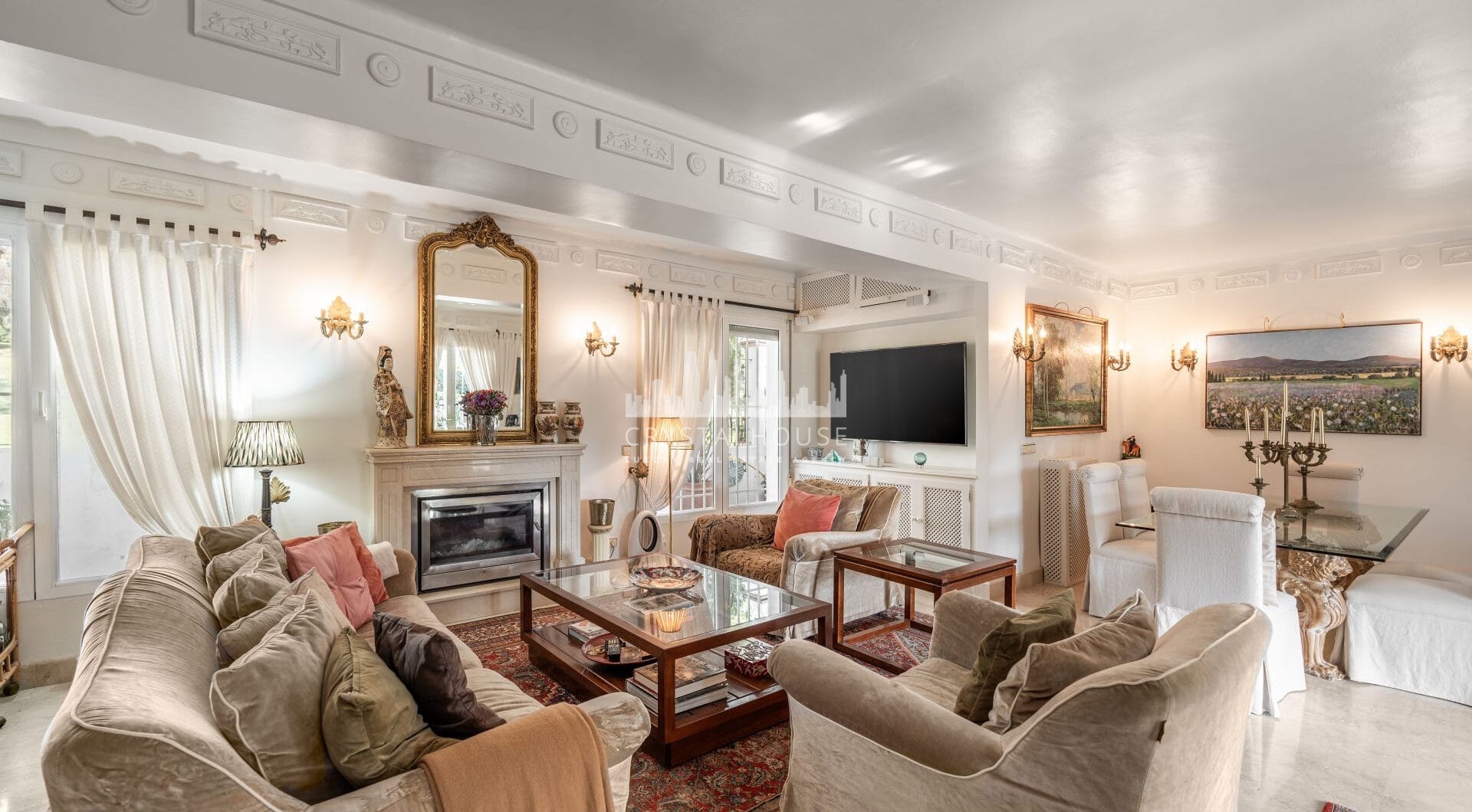 Situated directly on the 18th hole of Guadalmina Sur Golf Course, this frontline villa offers a unique setting with open views over the fairways and a high level of privacy.