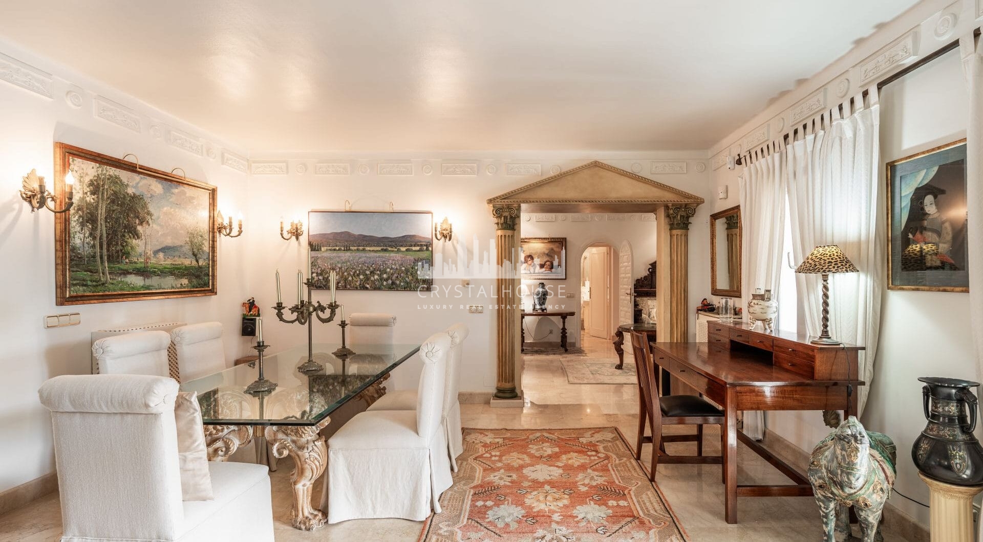 Situated directly on the 18th hole of Guadalmina Sur Golf Course, this frontline villa offers a unique setting with open views over the fairways and a high level of privacy.