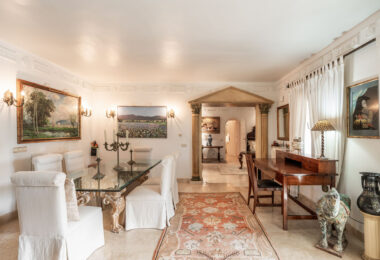 Situated directly on the 18th hole of Guadalmina Sur Golf Course, this frontline villa offers a unique setting with open views over the fairways and a high level of privacy.