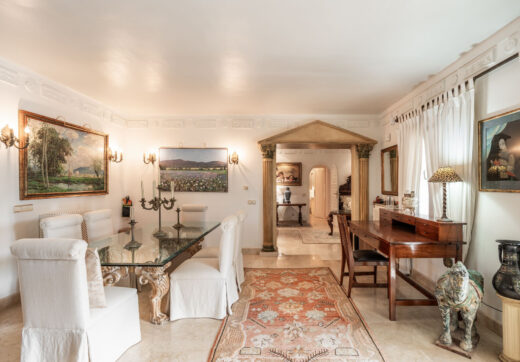 Situated directly on the 18th hole of Guadalmina Sur Golf Course, this frontline villa offers a unique setting with open views over the fairways and a high level of privacy.