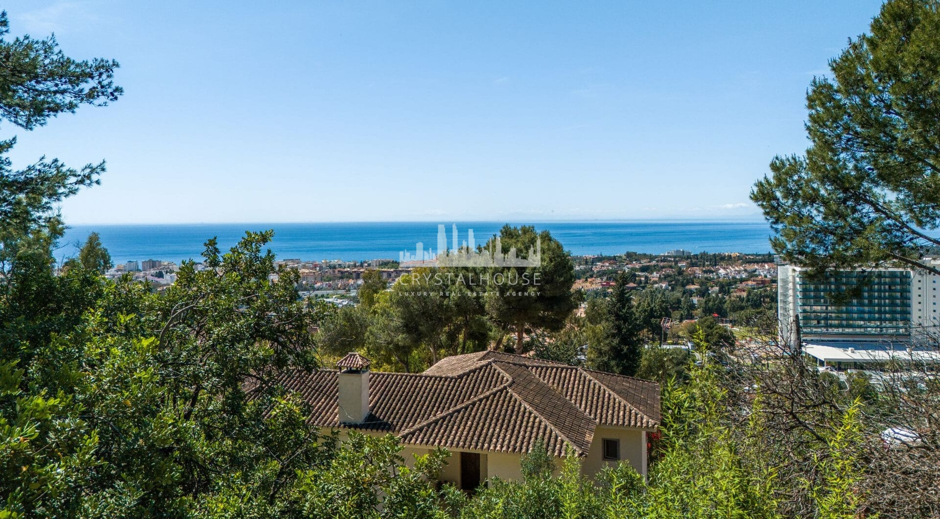 This is a rare opportunity to acquire an elevated 2,111 sqm plot in the up-coming northern area of Marbella.