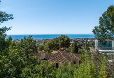 This is a rare opportunity to acquire an elevated 2,111 sqm plot in the up-coming northern area of Marbella.