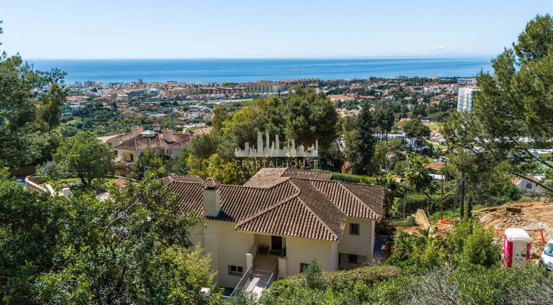 This is a rare opportunity to acquire an elevated 2,111 sqm plot in the up-coming northern area of Marbella.