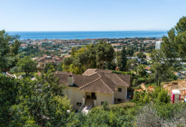 This is a rare opportunity to acquire an elevated 2,111 sqm plot in the up-coming northern area of Marbella.