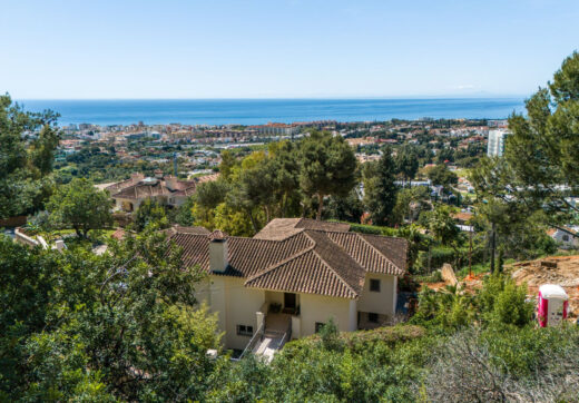 This is a rare opportunity to acquire an elevated 2,111 sqm plot in the up-coming northern area of Marbella.