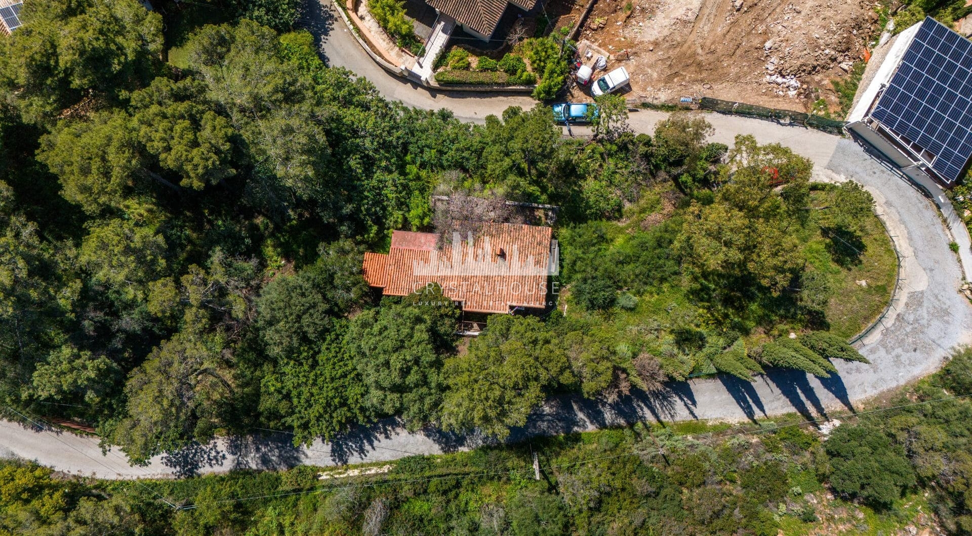 This is a rare opportunity to acquire an elevated 2,111 sqm plot in the up-coming northern area of Marbella.
