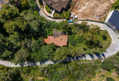 This is a rare opportunity to acquire an elevated 2,111 sqm plot in the up-coming northern area of Marbella.