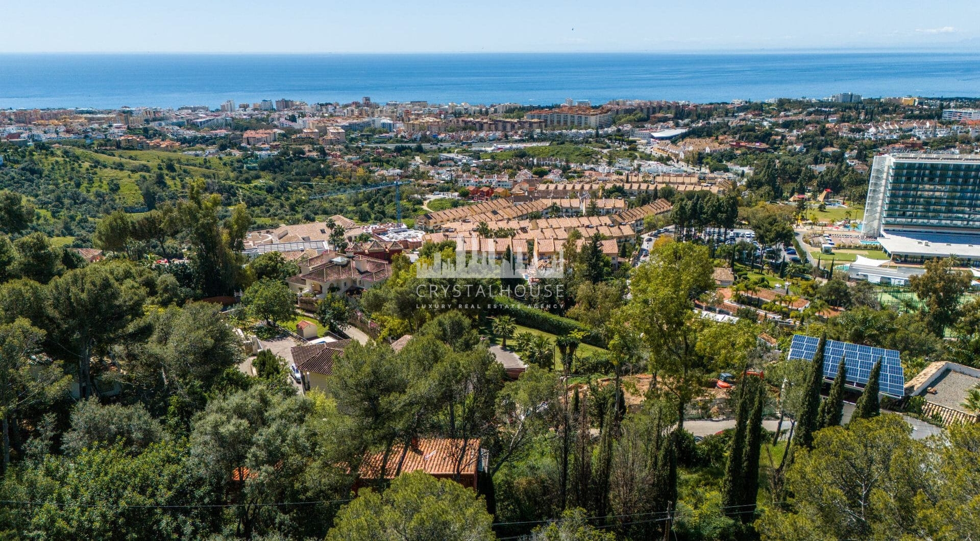This is a rare opportunity to acquire an elevated 2,111 sqm plot in the up-coming northern area of Marbella.