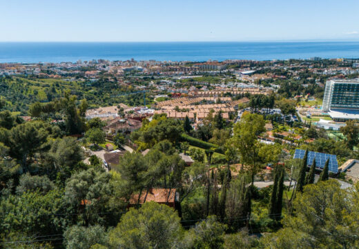 This is a rare opportunity to acquire an elevated 2,111 sqm plot in the up-coming northern area of Marbella.