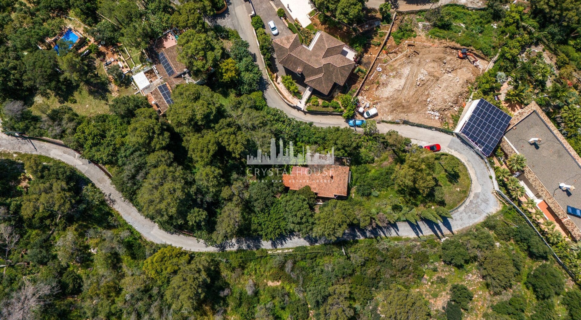 This is a rare opportunity to acquire an elevated 2,111 sqm plot in the up-coming northern area of Marbella.