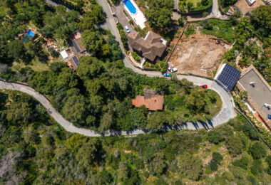 This is a rare opportunity to acquire an elevated 2,111 sqm plot in the up-coming northern area of Marbella.