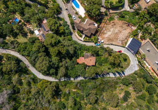 This is a rare opportunity to acquire an elevated 2,111 sqm plot in the up-coming northern area of Marbella.