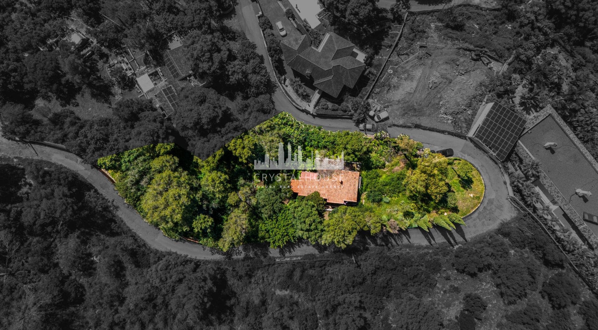 This is a rare opportunity to acquire an elevated 2,111 sqm plot in the up-coming northern area of Marbella.