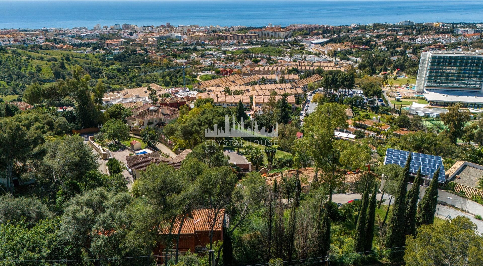 This is a rare opportunity to acquire an elevated 2,111 sqm plot in the up-coming northern area of Marbella.