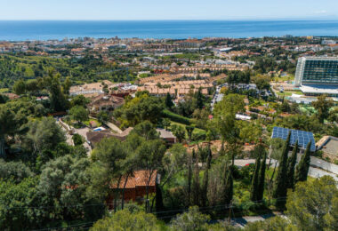 This is a rare opportunity to acquire an elevated 2,111 sqm plot in the up-coming northern area of Marbella.