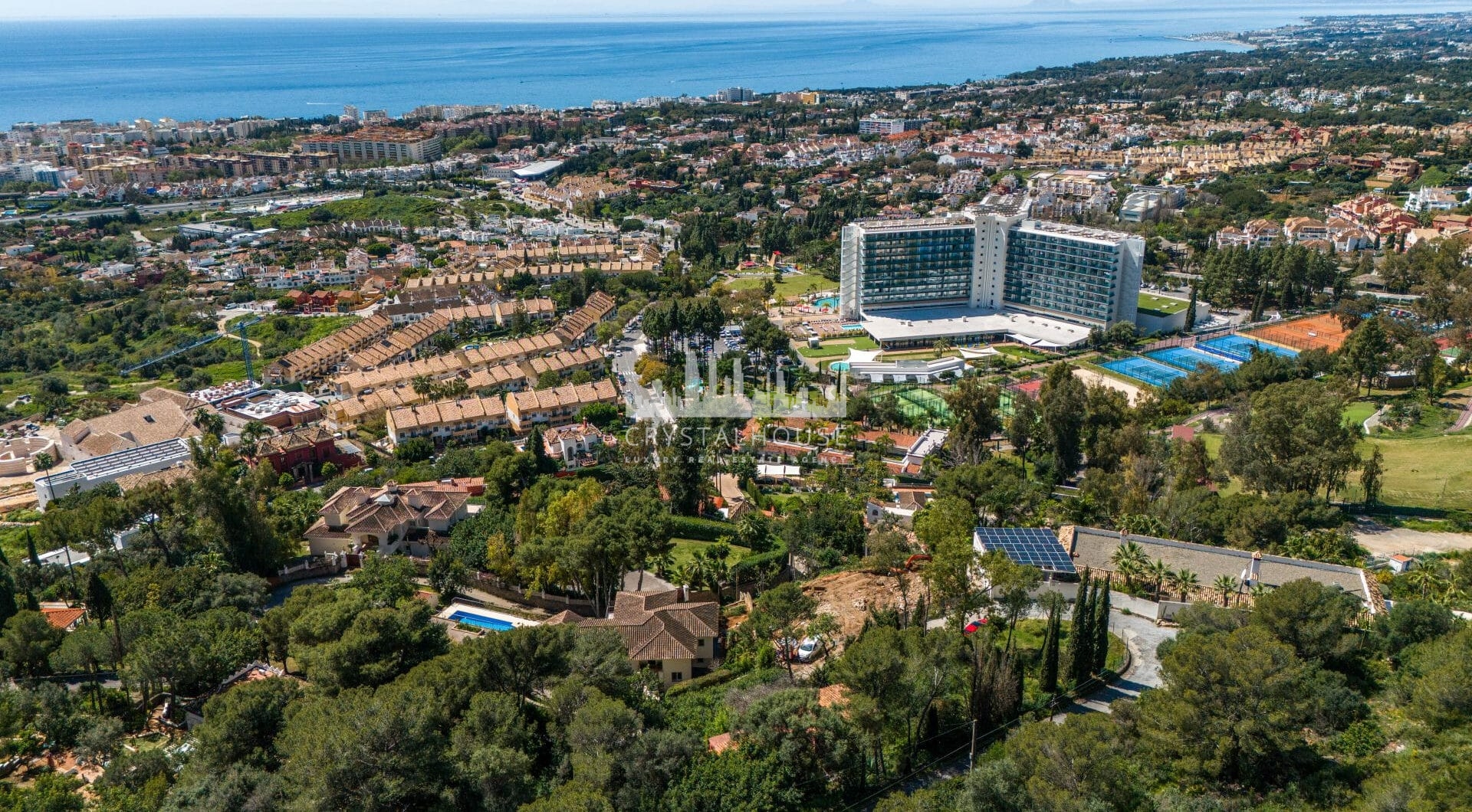 This is a rare opportunity to acquire an elevated 2,111 sqm plot in the up-coming northern area of Marbella.