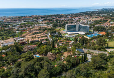 This is a rare opportunity to acquire an elevated 2,111 sqm plot in the up-coming northern area of Marbella.