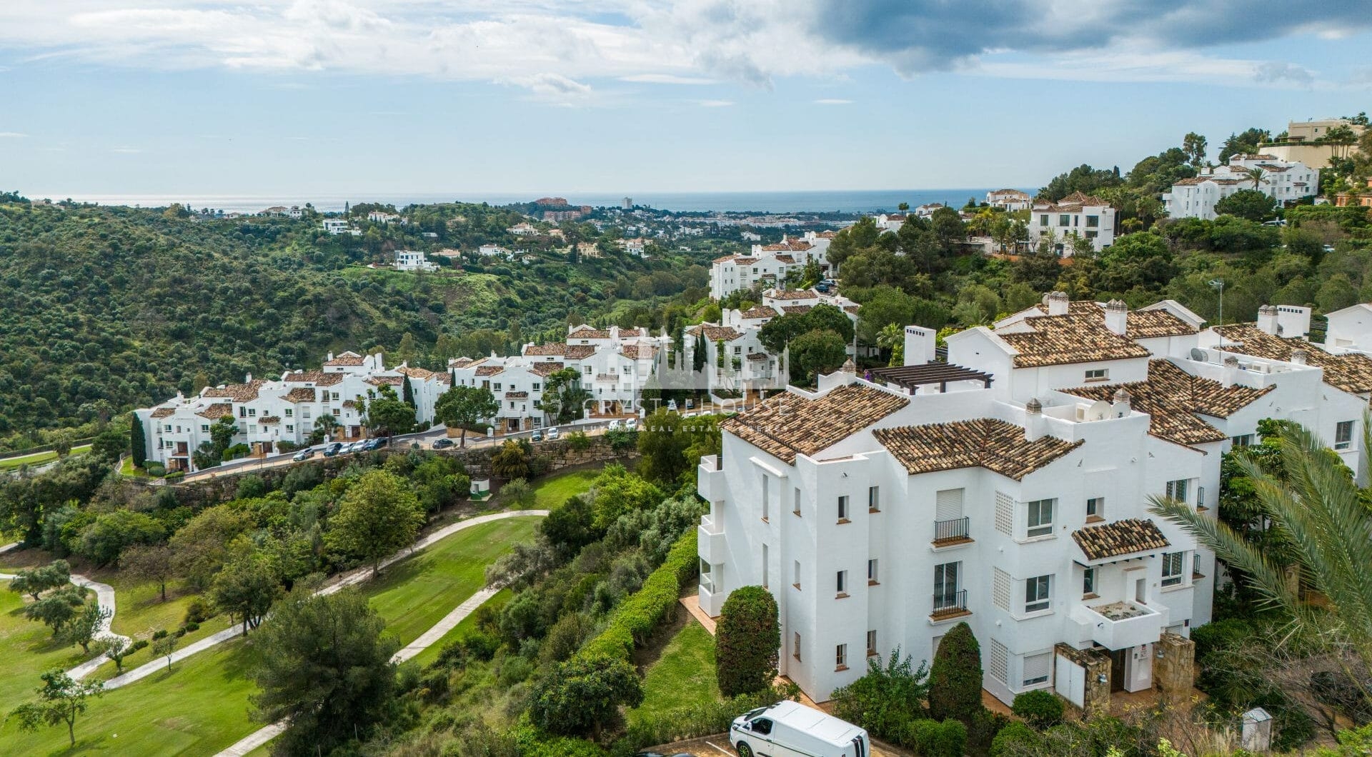 Positioned in the serene hills of Benahavís, this three-bedroom apartment offers elevated living within the secure Altos de la Quinta enclave.