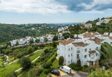Positioned in the serene hills of Benahavís, this three-bedroom apartment offers elevated living within the secure Altos de la Quinta enclave.