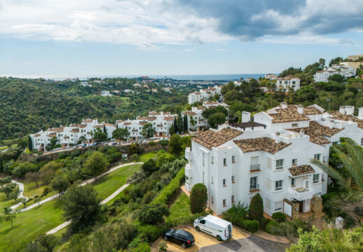 Positioned in the serene hills of Benahavís, this three-bedroom apartment offers elevated living within the secure Altos de la Quinta enclave.