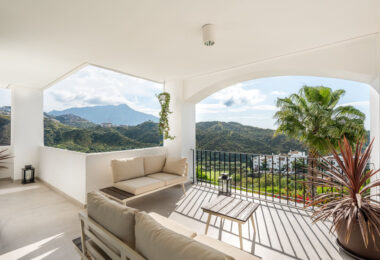 Positioned in the serene hills of Benahavís, this three-bedroom apartment offers elevated living within the secure Altos de la Quinta enclave.