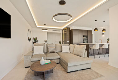 Positioned in the serene hills of Benahavís, this three-bedroom apartment offers elevated living within the secure Altos de la Quinta enclave.