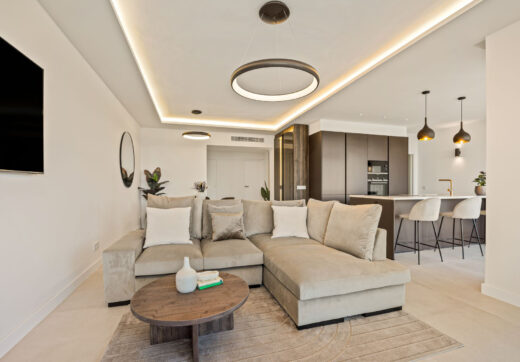 Positioned in the serene hills of Benahavís, this three-bedroom apartment offers elevated living within the secure Altos de la Quinta enclave.