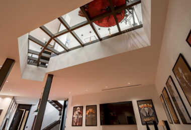 This villa is located in Parcelas del Golf, a private and secure area in Nueva Andalucía’s Golf Valley.