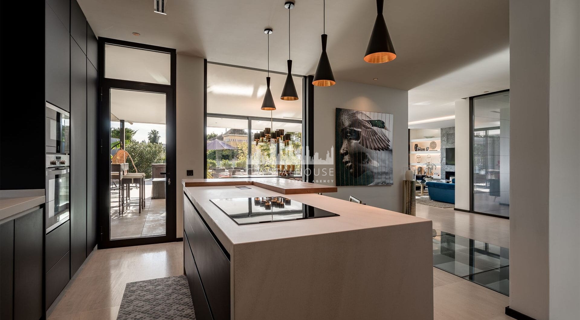 This villa is located in Parcelas del Golf, a private and secure area in Nueva Andalucía’s Golf Valley.