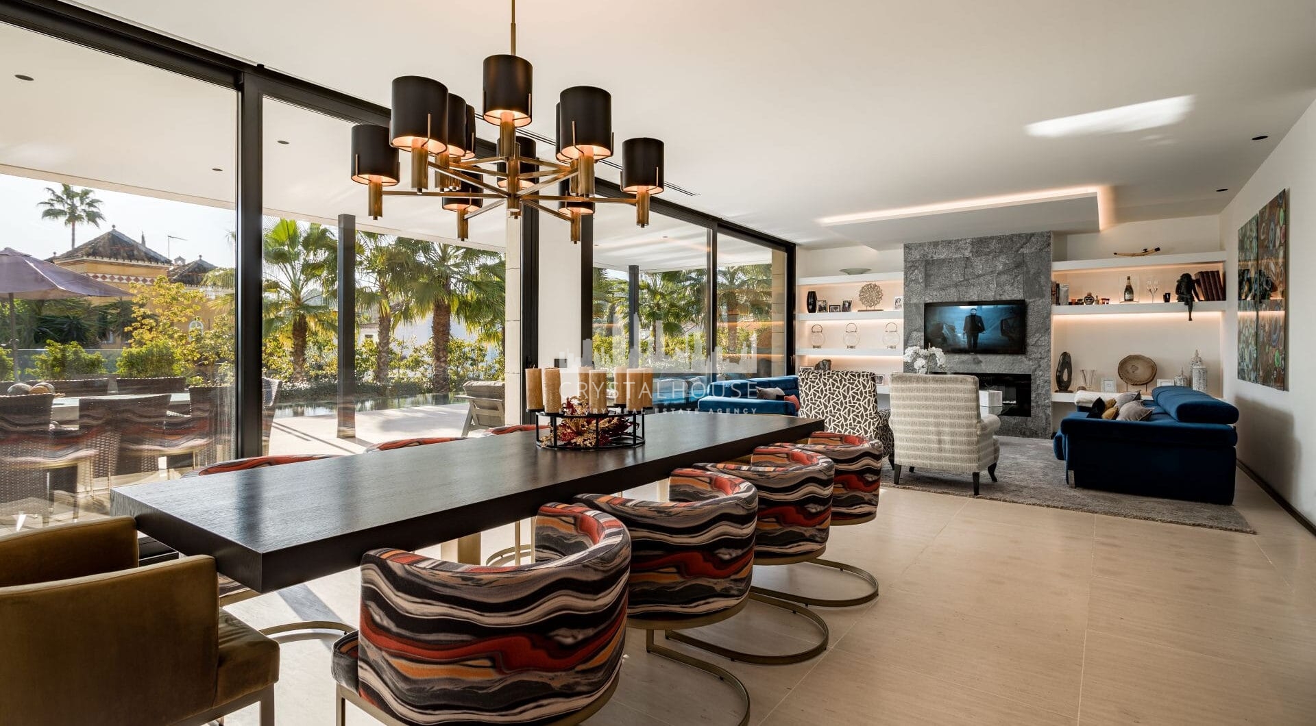 This villa is located in Parcelas del Golf, a private and secure area in Nueva Andalucía’s Golf Valley.