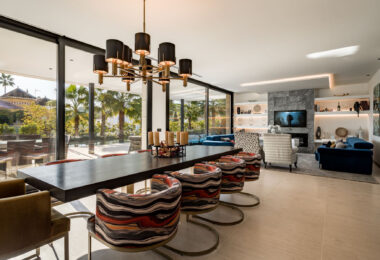 This villa is located in Parcelas del Golf, a private and secure area in Nueva Andalucía’s Golf Valley.