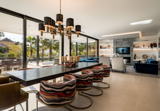 This villa is located in Parcelas del Golf, a private and secure area in Nueva Andalucía’s Golf Valley.